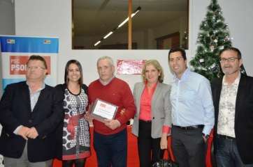Juan Sánchez con la placa junto a los ediles del PSOE y al presidente local del partido, José Báez (Foto TA)