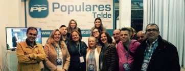 Mari Carmen Castellano, presidenta del PP de Telde, esta noche junto a otras militantes analizando los resultados en la sede local (Foto TA)