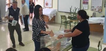 La concejala Saraiba Leal,número tres de la lista al Senado por PSOE-NC, en el momento de votar ayer domingo (Foto TA)