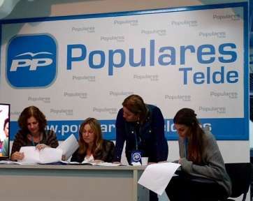 La presidenta local del PP, Mari Carmen Castellano, analizando los datos ayer junto a otros militantes (Foto TA)