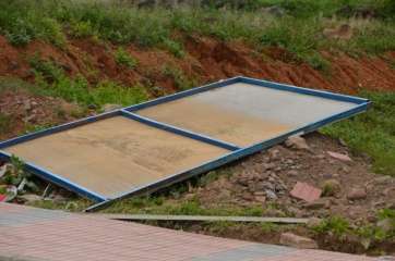 Carteles electorales tirados en el suelo (Foto TA)