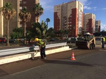 Tractor trabajando en las inmediaciones de la rotonda de Eucaliptos I (Foto TA)