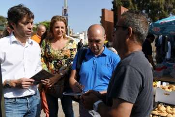 Imagen de archivo de miembros de Ciudadanos de Telde repartiendo propaganda electoral (Foto TA)