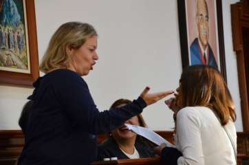 Sonsoles Martín (i.) habla con la alcaldesa Carmen Hernández antes de empezar el pleno. Al fondo, Castellano ríe (Foto TA)