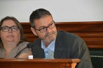 Gregorio Viera, concejal de Recursos Humanos, ayer durante la sesión plenaria ordinaria de diciembre (Foto TA)