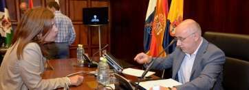 El presidente del Cabildo grancanario, Antonio Morales, charla con la alcaldesa de Telde, Carmen Hernández, en una imagen de archivo (Foto Acfi Press)