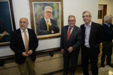 Antonio Morales (i), José Miguel Bravo de Laguna (c) y Guillermo Reyes, esta mañana junto al cuadro del expresidente (Foto Acfi Press)