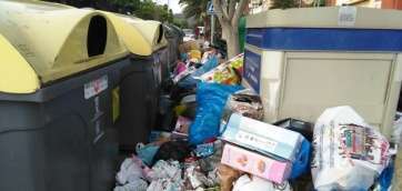Basura fuera de los recipientes en el sector de Jinámar (Foto TA)