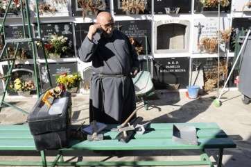 El hermano Doroteo, encargado del cementerio de Los Llanos (Foto C7)