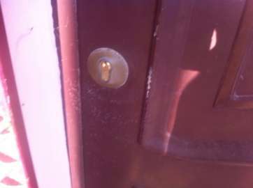 Imagen de la cerradura de la sede del grupo municipal de UxGC tras ser modificada (Foto TA)