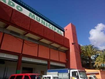 Imagen del montacargas ya arreglado en el mercado municipal (Foto TA)