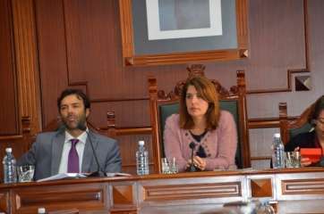 La alcaldesa Carmen Hernández y el resto de ediles presentes en el Pleno escuchan la intervención de Gloria Cabrera (Foto TA)