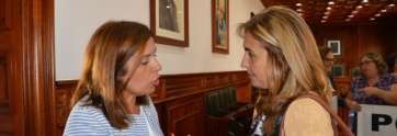 La alcaldesa Carmen Hernández (i) y la concejala de Desarrollo Local, Soledad Hernández (Foto TA)