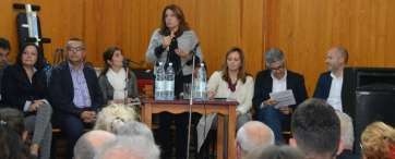 La alcaldesa Carmen Hernández, esta tarde dirigiéndose a los vecinos de Ojos de Garza afectados por el realojo (Foto Antonio Alí)
