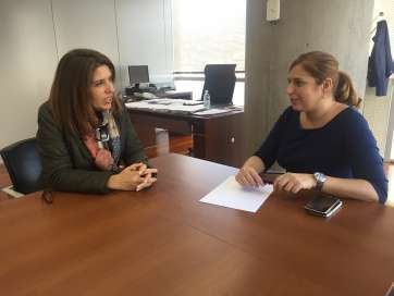 Carmen Hernández (i) e Isabel Mena, este mediodía (Foto TA)