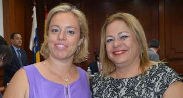 Sonsoles Martín, a la izquierda de la imagen, junto a Mari Carmen Castellano durante la primera sesión plenaria del mandato en Telde (Foto TA)