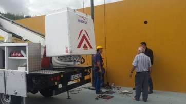 El concejal Diego Ojeda supervisa los trabajos eléctricos (Foto TA)