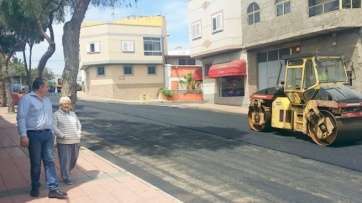 Labores de asfaltado en Lomo Cementerio, en una imagen de archivo (Foto TA)