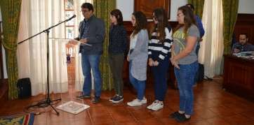Juan José Ruiz y los alumnos del IES Casas Nuevas, leyendo hoy en el pleno el manifiesto por la paz (Foto TA)