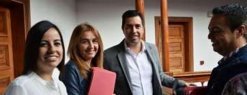 Alejandro Ramos con las también edilas socialistas Soledad Hernández y Saraiba Leal, minutos antes del Pleno (Foto TA)