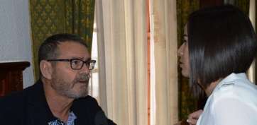 El concejal de Recursos Humanos, Gregorio Viera, charla con con su compañera de partido, Saraiba Leal, antes de iniciarse el Pleno (Foto TA)