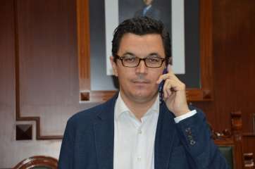Pablo Rodríguez habla por teléfono móvil, el pasado viernes en el Pleno de Telde, antes de iniciarse la sesión (Foto TA)