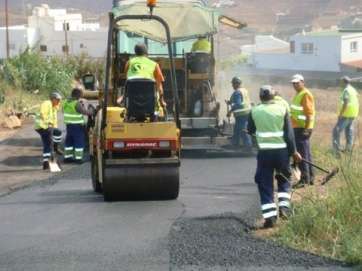 Imagen de archivo de trabajos de asfaltado en Telde (Foto TA)