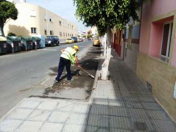 Un operario retira la tierra acumulada en la calle Roque Nublo (Foto TA)