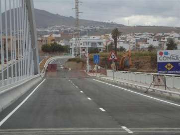 Torreta de luz que dificulta el tránsito de vehículo por el viaducto (Foto TA)