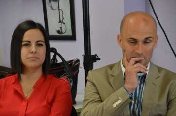 La concejala socialista Saraiba Leal, en primer término esta mañana junto al director territorial de Educación, Juan José Gil (Foto TA)