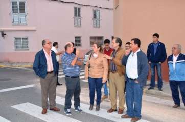 Sonsoles Martín, con vecinos de El Goro (Foto TA)