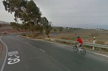 Imagen de un ciclista circulando por la GC-100 en la zona de Lomo Cementerio (Foto Google Maps)