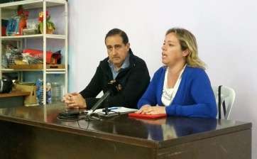 La concejala teldense Sonsoles Martín y el consejero Felipe Alonso, hoy en el Valle de Jinámar, donde dieron a conocer la moción (Foto TA)