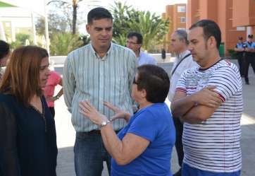 La alcaldesa Carmen Hernández (i) y el concejal Diego Ojeda (d) conversan con una vecina de Las Remudas en una imagen de archivo (Foto TA)