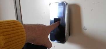 Imagen de uno de los seis dispositivos que controlarán la jornada laboral en las dependencias municipales (Foto TA)