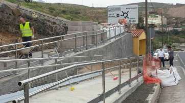 Pasarela peatonal construida Hoya Aguedita para acceder a la parada de guaguas (Foto TA)