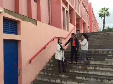 Dorta y Leal en el colegio de El Calero, con la directora del centro, Carmen Terrón (Foto TA)