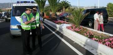 Agentes y vehículo de la Unidad de Atestados de la Policía Local en un accidente en la Avenida del Cabildo (Foto TA)