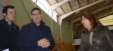 Diego Ojeda (c.) y Carmen Hernández (d.), hoy, durante la visita (Foto TA)