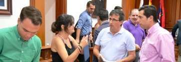 Esther González charla con dos miembros del Gobierno de Telde en un Pleno reciente (Foto TA)