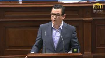 Pablo Rodríguez, en la tribuna de oradores del Parlamento canario (Foto TA)