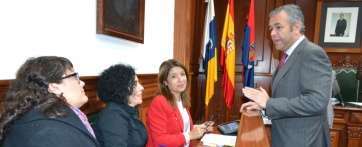 Imagen de archivo del Pleno de enero de 2014 en la que se ve al entonces concejal del PP, Francisco López, charlando con edilas de NC (Foto TA)