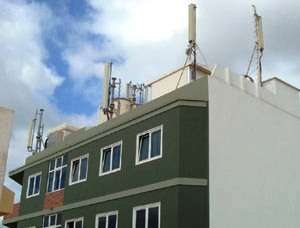 Imagen de archivo de antenas de telefonía móvil en un edificio de Clavellinas (Foto TA)