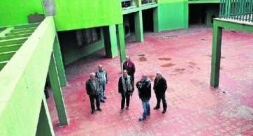 Representantes de colectivos afectados en el patio de la Gerencia (Foto Juan Carlos Alonso-C7)