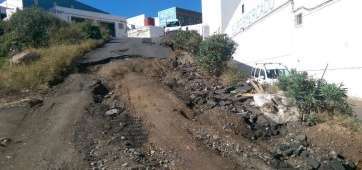 Estado de una de las calles, con un fuerte desnivel y casi sin asfalto (Foto TA)