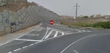 Entrada a Las Huesas desde el nudo de enlace del vial costero con la GC-1 situado frente al antiguo almacén de Ikea (Foto Google Maps)
