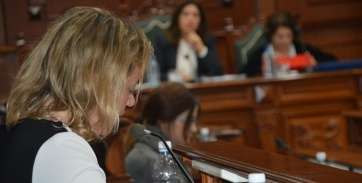 En primer plano, Sonsoles Martín, interviniendo hoy en el pleno (Foto TA)