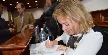 Sonsoles Martín, minutos antes del inicio del Pleno,  apunta algunos datos (Foto TA)