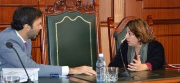 La interventora municipal, Paloma Goig, charla con el secretario Ángel Sutil, en un Pleno reciente (Foto TA)