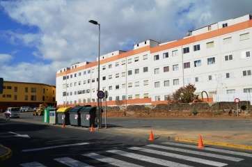 Explanada municipal utilizada por la ciudadanía como aparcamiento (Foto TA)